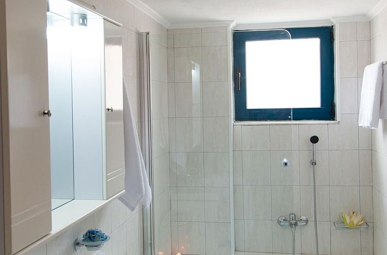 Appartement in Panormos mit kleinem Garten,Pool