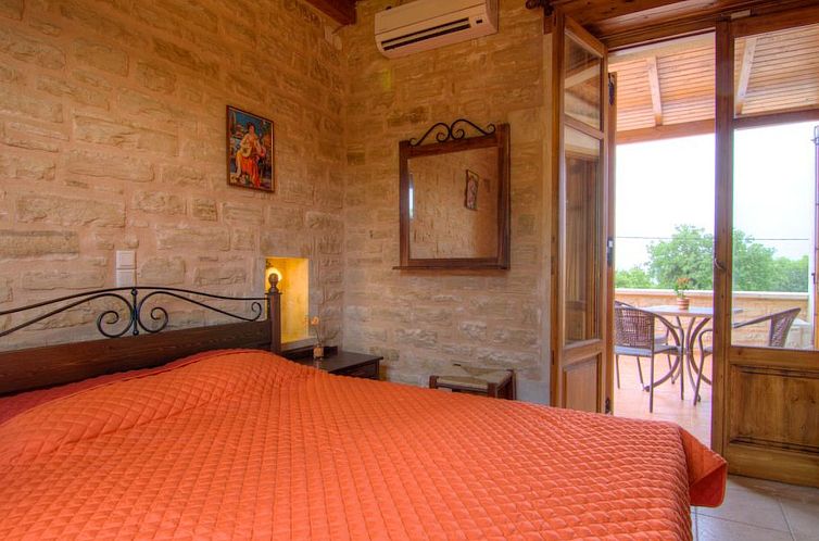 Vakantiehuis Traditionelle Steinvilla Phaedra in Strandnähe