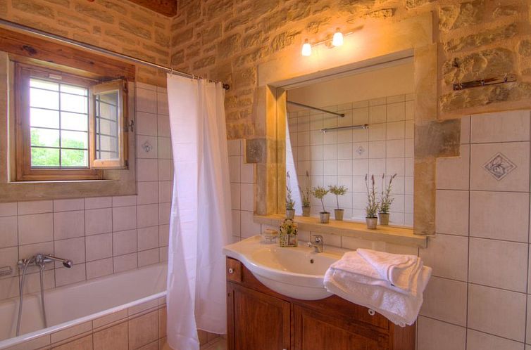 Vakantiehuis Traditionelle Steinvilla Phaedra in Strandnähe