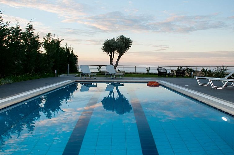 Vakantiehuis Familienvilla mit Panoramapool und Panoramablic