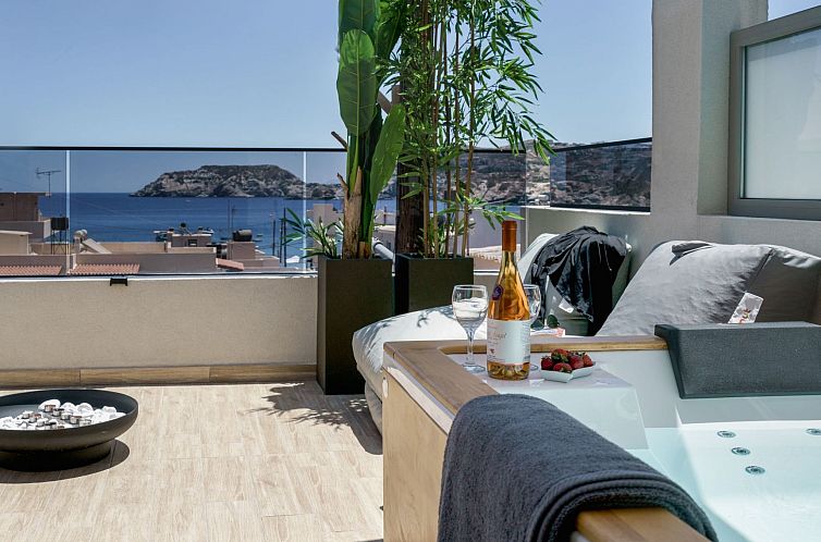 Vakantiehuis Neue Charavgi Suite mit Jacuzzi, 40m vom Strand