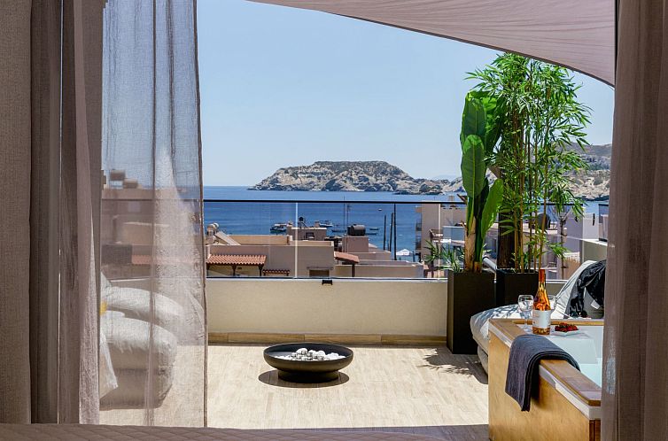 Vakantiehuis Neue Charavgi Suite mit Jacuzzi, 40m vom Strand