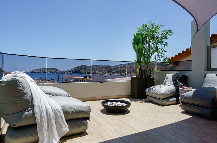 Vakantiehuis Neue Charavgi Suite mit Jacuzzi, 40m vom Strand