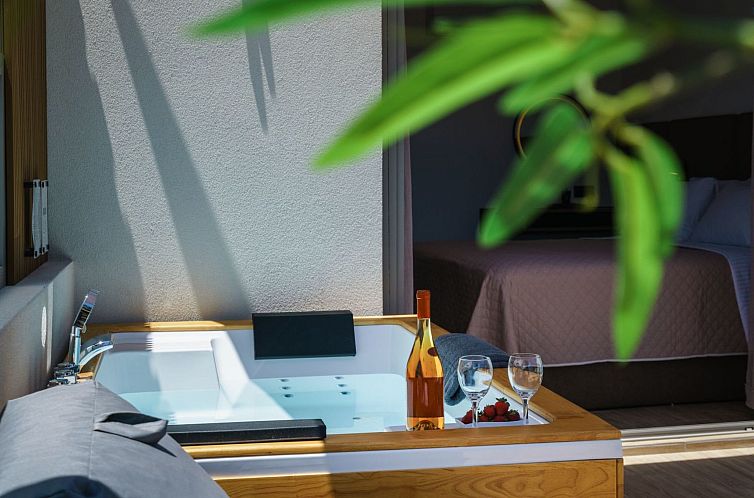 Vakantiehuis Neue Charavgi Suite mit Jacuzzi, 40m vom Strand