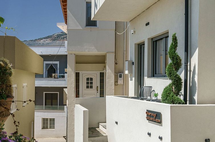 Vakantiehuis Neue Charavgi Suite mit Jacuzzi, 40m vom Strand