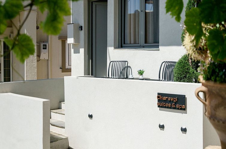 Vakantiehuis Neue Charavgi Suite mit Jacuzzi, 40m vom Strand