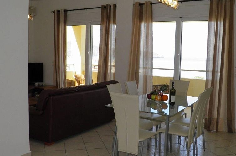 Appartement Sehr geräumiges Apartment mit eigenem Pool und 