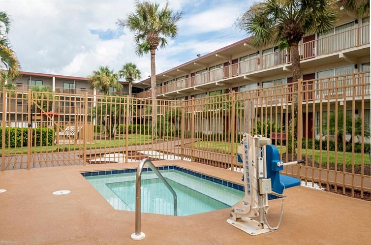 Red Roof Inn PLUS+ & Suites Naples Downtown-5th Ave S