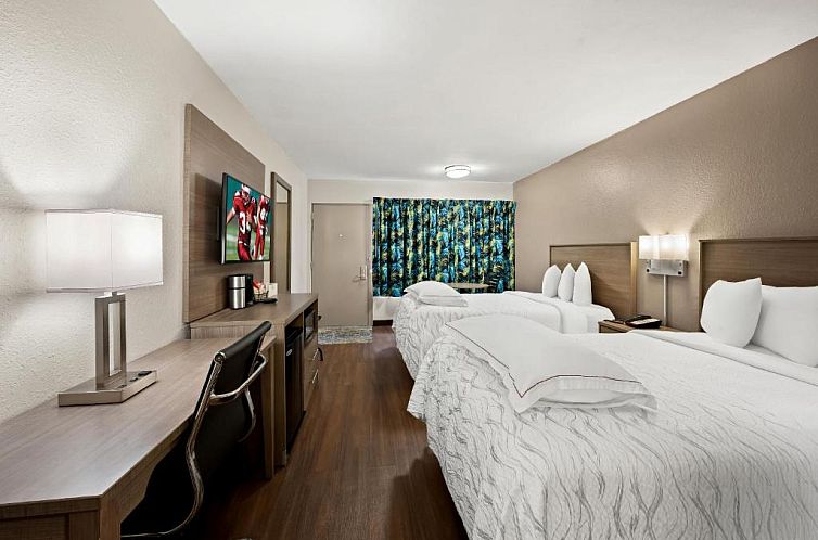 Red Roof Inn PLUS+ & Suites Naples Downtown-5th Ave S