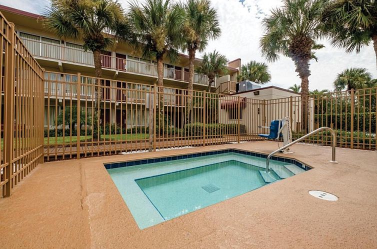 Red Roof Inn PLUS+ & Suites Naples Downtown-5th Ave S