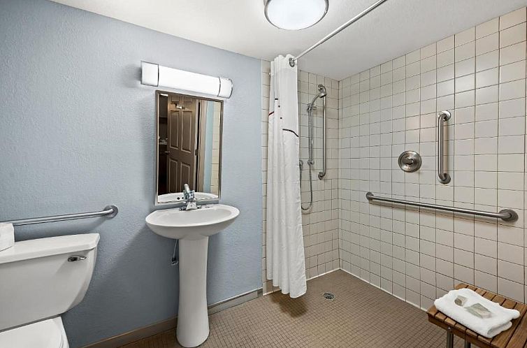 Red Roof Inn PLUS+ & Suites Naples Downtown-5th Ave S