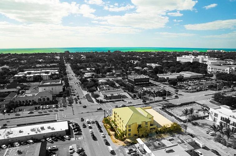 Naples Park Central Hotel