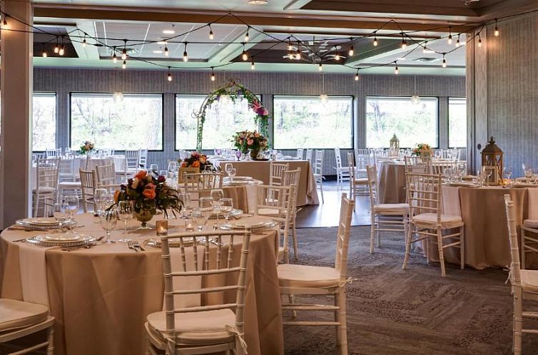 Holiday Inn Milwaukee Riverfront, an IHG Hotel