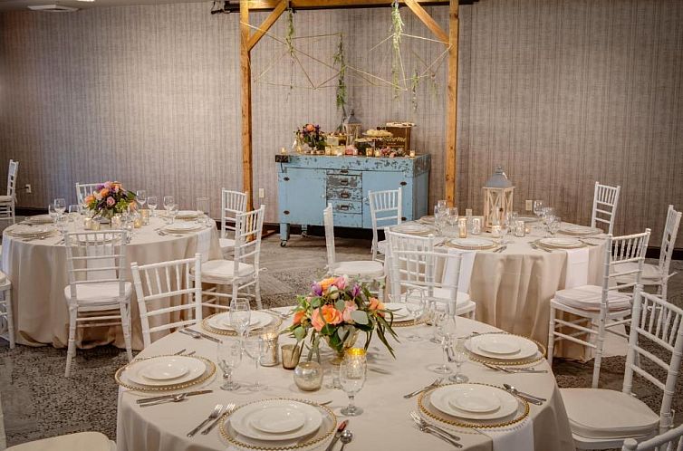 Holiday Inn Milwaukee Riverfront, an IHG Hotel