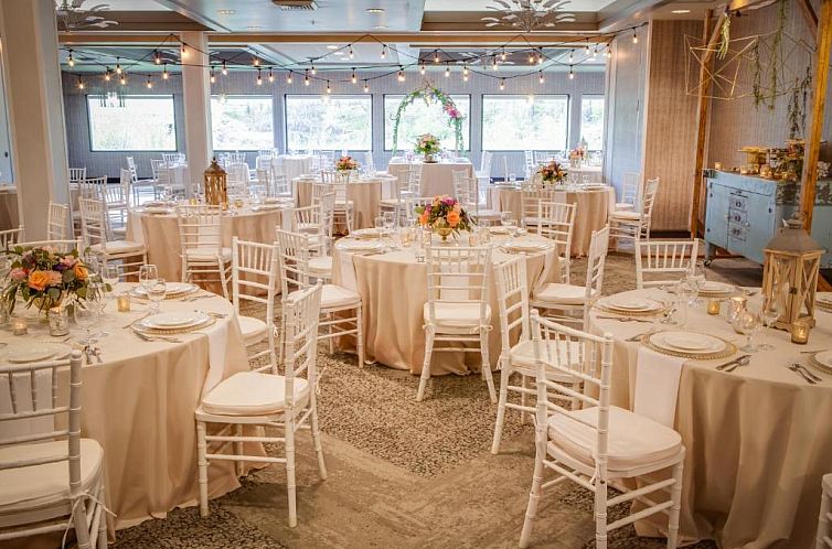 Holiday Inn Milwaukee Riverfront, an IHG Hotel