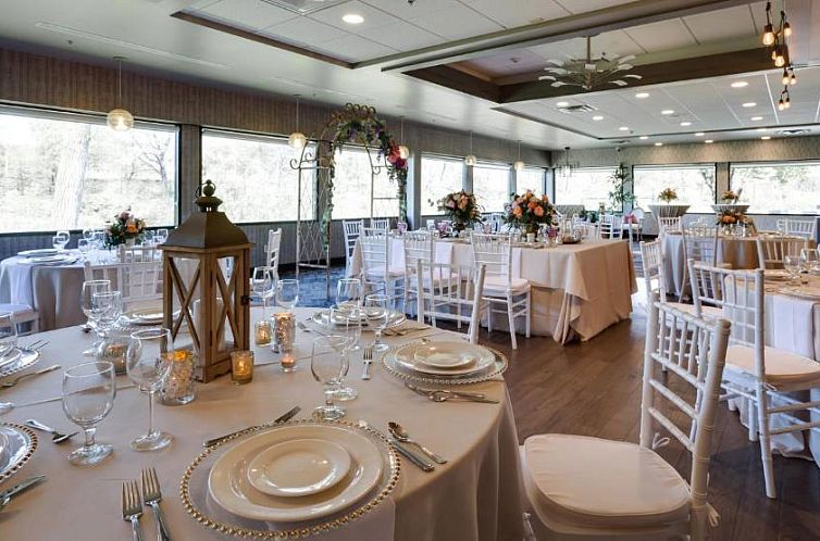 Holiday Inn Milwaukee Riverfront, an IHG Hotel