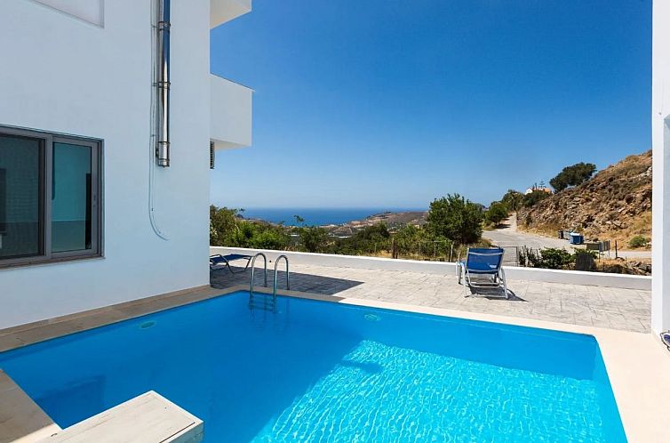 Geschakelde woning in Foinikas, Mariou