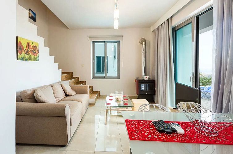 Geschakelde woning in Foinikas, Mariou