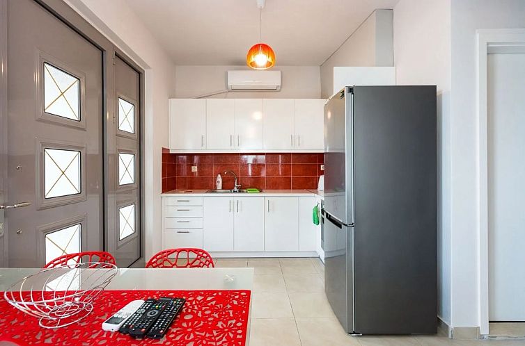 Geschakelde woning in Foinikas, Mariou