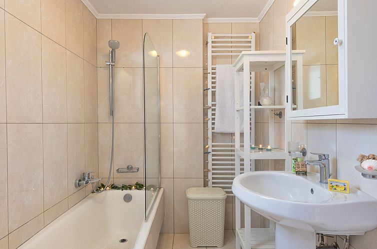 Vakantiehuis Nefeli Blue Villa in altem Olivenhain, Meerblic