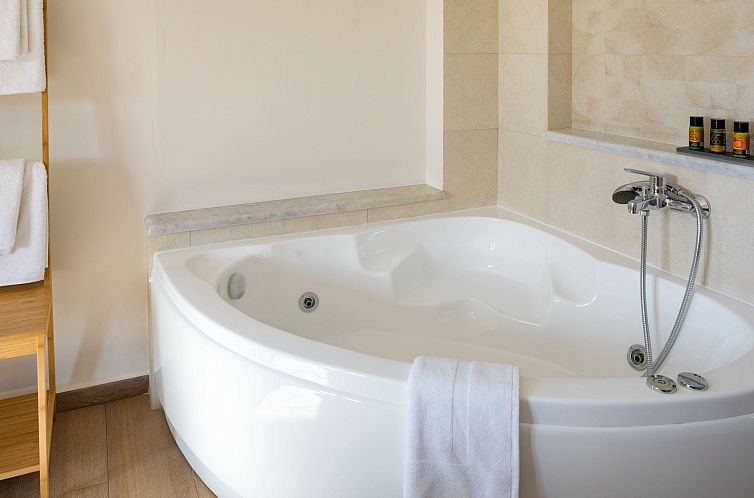 Vakantiehuis Haus in Agia Marina mit Außenpool