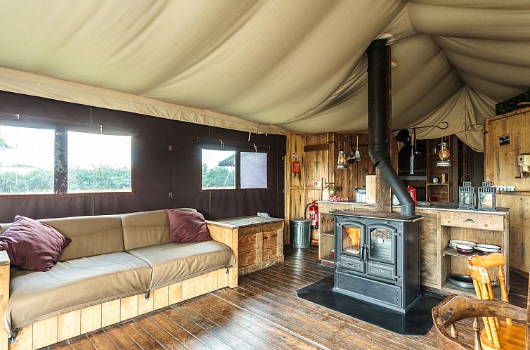 Tenthuisje met warme privédouche naast de tent