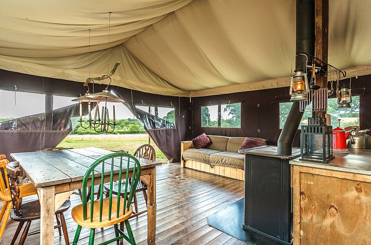 Tenthuisje met warme privédouche naast de tent