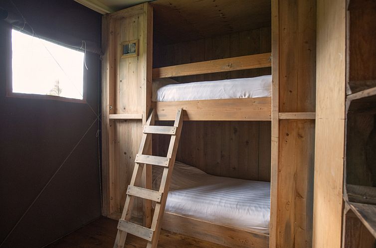 Tenthuis met warme privédouche bij de boer