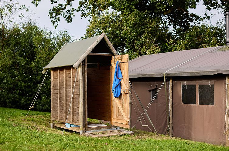 Tenthuisje met warme privédouche naast de tent met Hottub