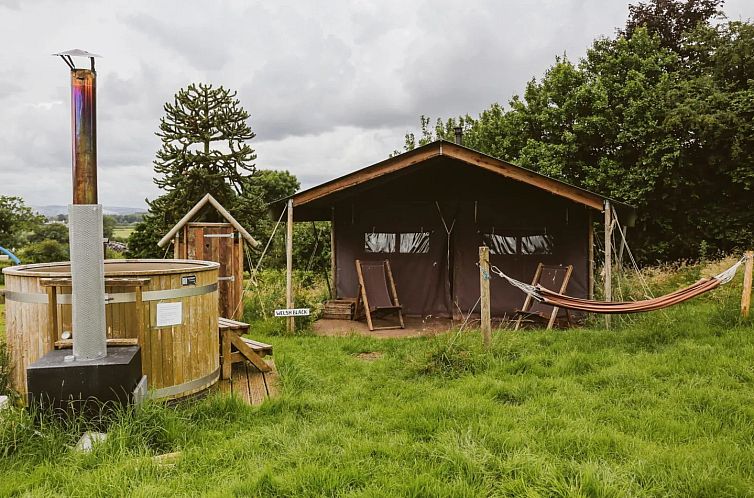 Geniessen Sie luxurioeses Glamping im "Tenthuisje" mit Whirlpool und eigener Dusche im malerischen Malvern in Grossbritannien.