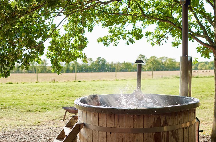 Tenthuisje met warme privédouche naast de tent met Hottub