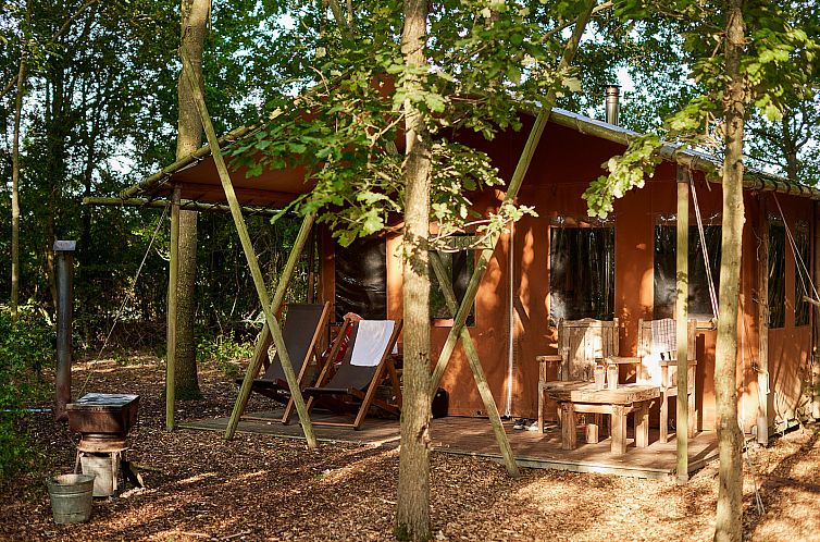 Tenthuisje met warme privédouche naast de tent met Hottub