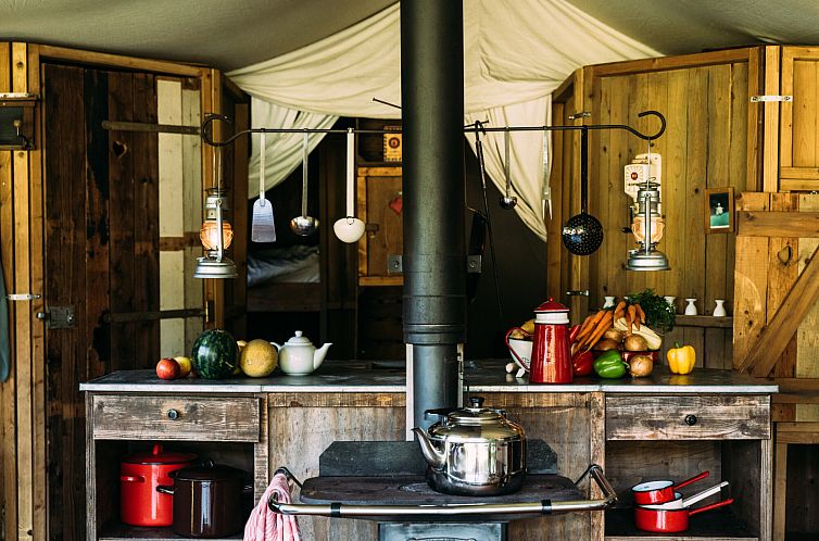 Tenthuisje met warme privédouche naast de tent met Hottub