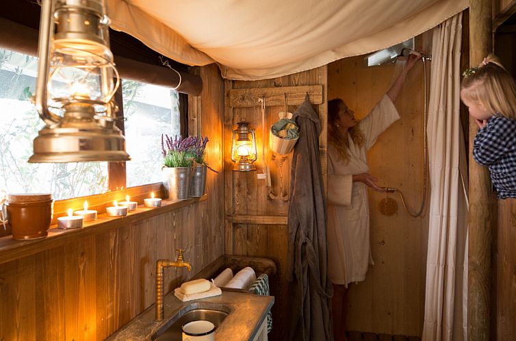 Tenthuisje met warme privédouche in de tent