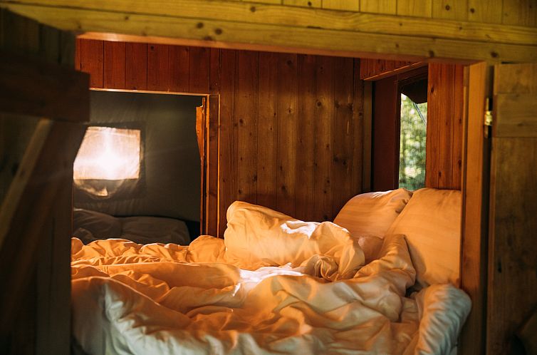 Tenthuisje met warme privédouche naast de tent met Hottub