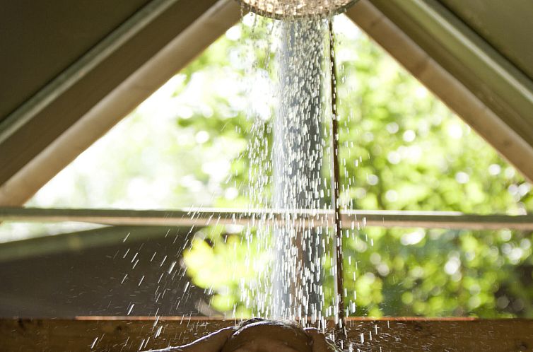 Tenthuisje met warme privédouche naast de tent met Hottub