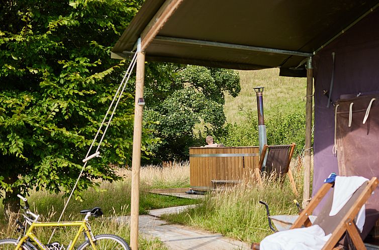 Tenthuisje met warme privédouche naast de tent met Hottub