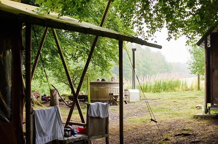 Entspannen Sie sich im "Tenthuisje" mit warmer Privatud und Whirlpool in Jedburgh, Schottland, umgeben von gruener Natur und rustikalem Charme.
