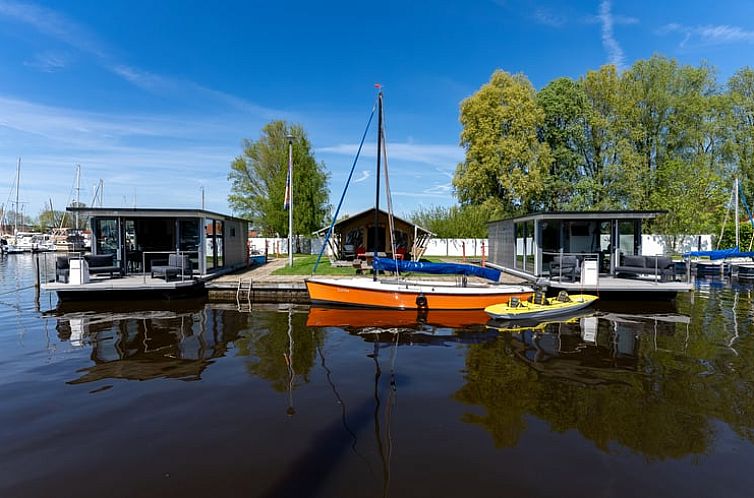 Vacation home in Heeg overlooking Heeg Lake, perfectly located on the Frisian lakes for a relaxing stay.
