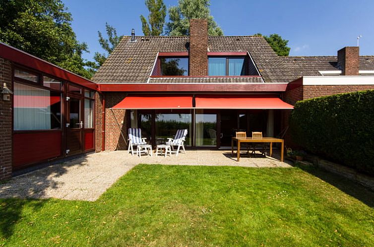 Gezellige tuin met terras bij Vakantiehuis in Oudega, Heegermeer, Friese meren.