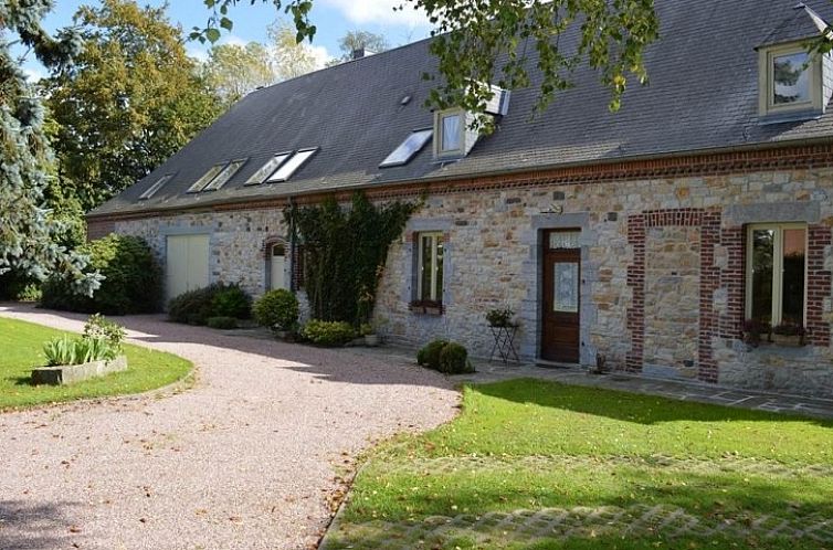 Gite ferme XVIIIeme in Seloignes, Hennegau, Belgien, charmantes Cottage mit Steinfassade und gruenem Garten.