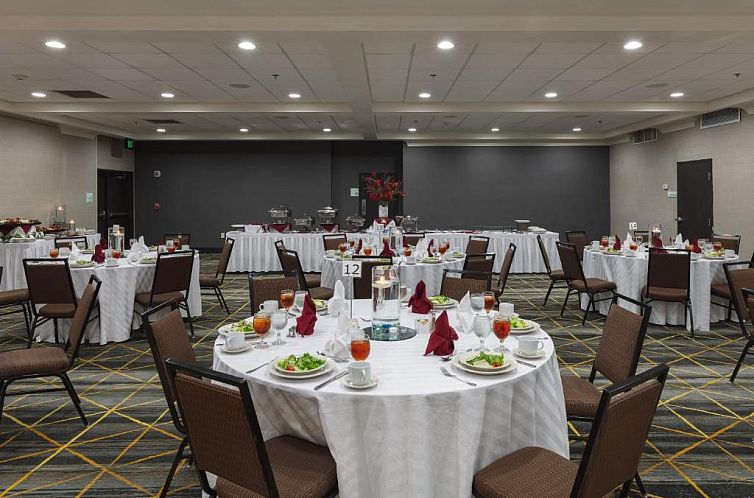 Holiday Inn & Suites Atlanta Airport North, an IHG Hotel