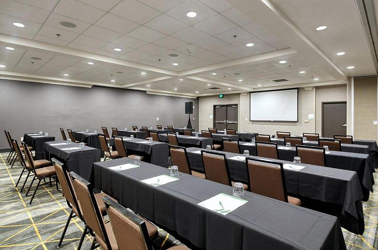 Holiday Inn & Suites Atlanta Airport North, an IHG Hotel