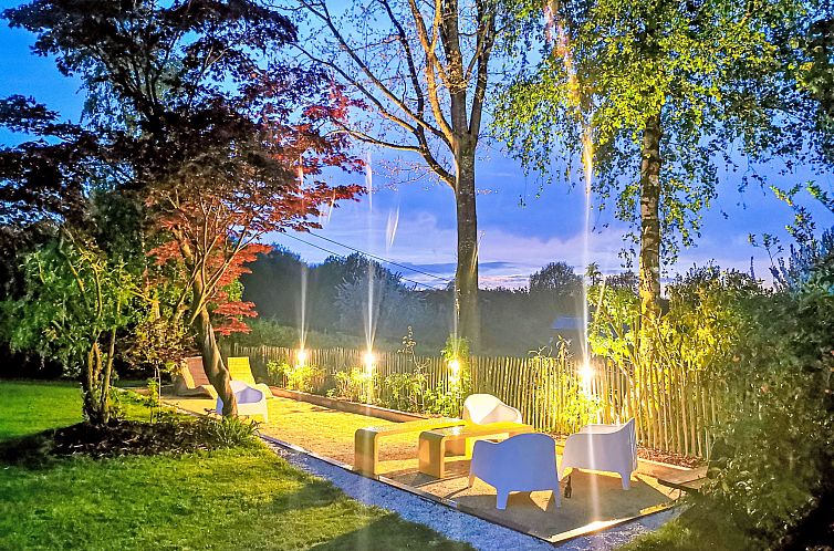 Ferienhaus Komplett neue laendliche Unterkunft in Elzele, Hennegau, mit sonnigem Garten und Liegestuehlen zum Entspannen in der Natur.