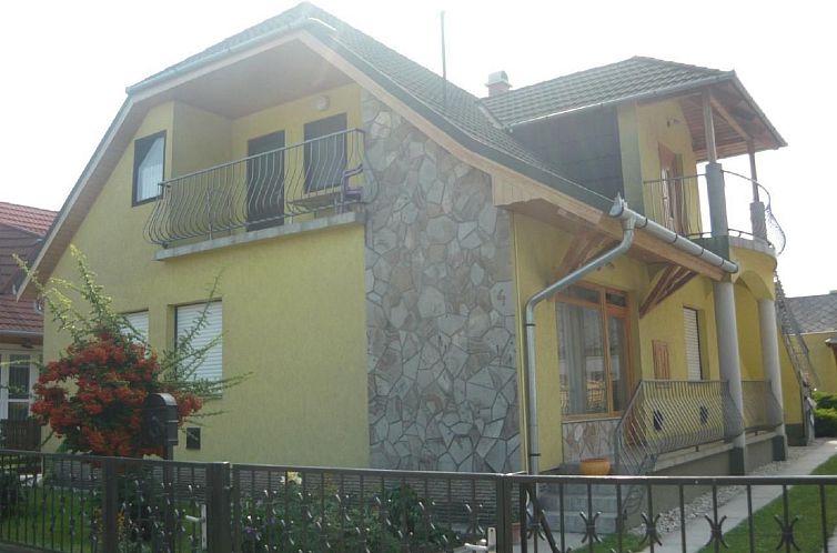 Appartement mit möblierter Terrasse