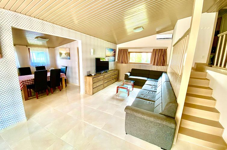 Vakantiehuis Großes Ferienhaus in Siófok mit Privatem Pool