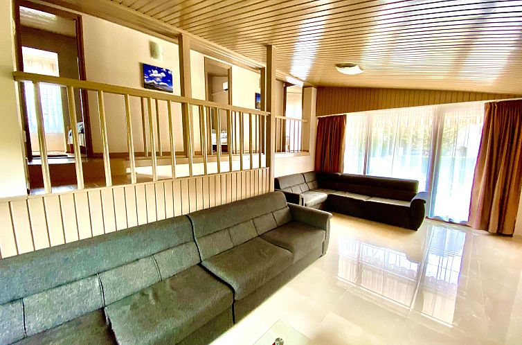 Vakantiehuis Großes Ferienhaus in Siófok mit Privatem Pool