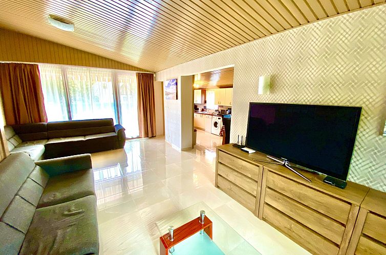 Vakantiehuis Großes Ferienhaus in Siófok mit Privatem Pool