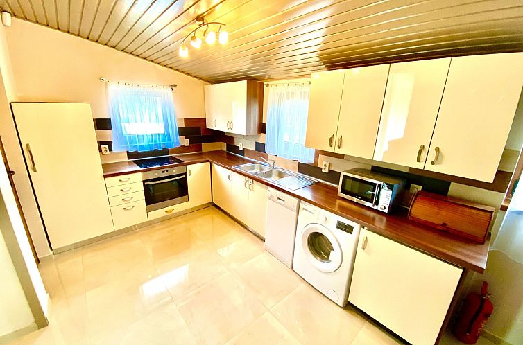 Vakantiehuis Großes Ferienhaus in Siófok mit Privatem Pool