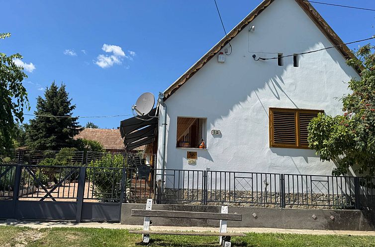 Vrijstaande woning in Almamellék